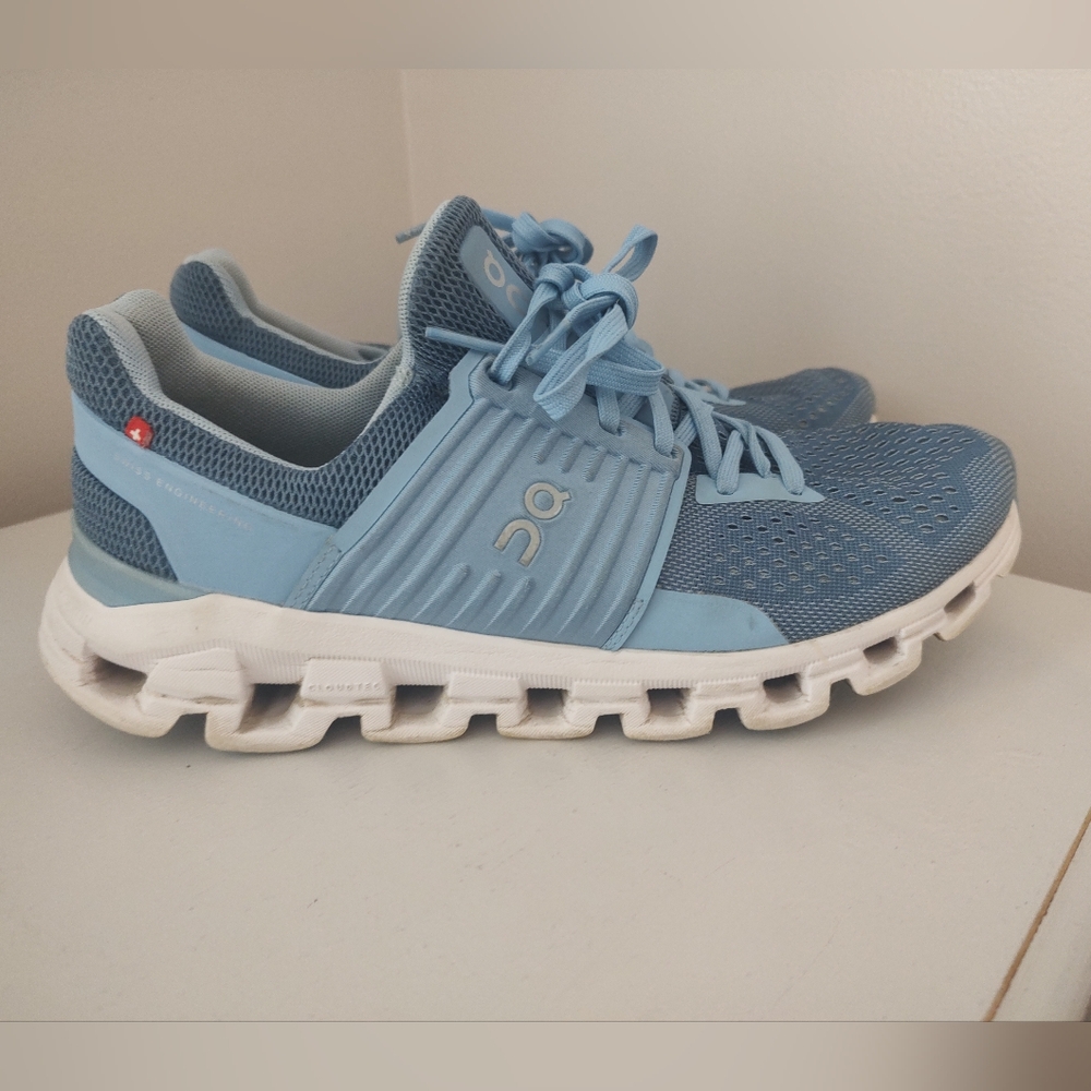 Women's OnClouds Size 8.5 Cloudswift
